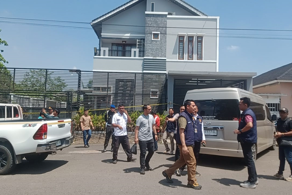 Tim Satgas Gabungan Geledah Dua Rumah Mewah Bos Ilegal Mining di Muara Enim