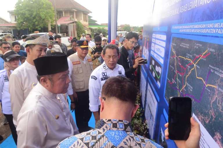 Resmikan Ground Breaking Jalan di PALI, Gubernur HD Targetkan Infrastruktur Dorong Segitiga Emas Sumsel