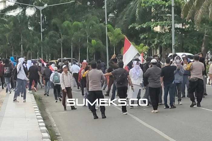 Niat Gabung Demo, Pelajar Dipukul Mundur