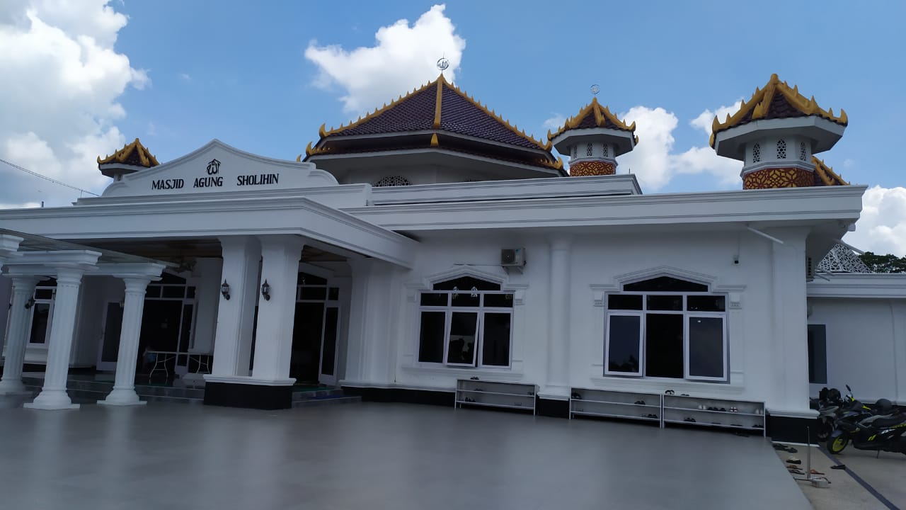 Masjid Agung Sholihin Kayuagung Potong 4 Ekor Sapi dan 5 Ekor Kambing Kurban