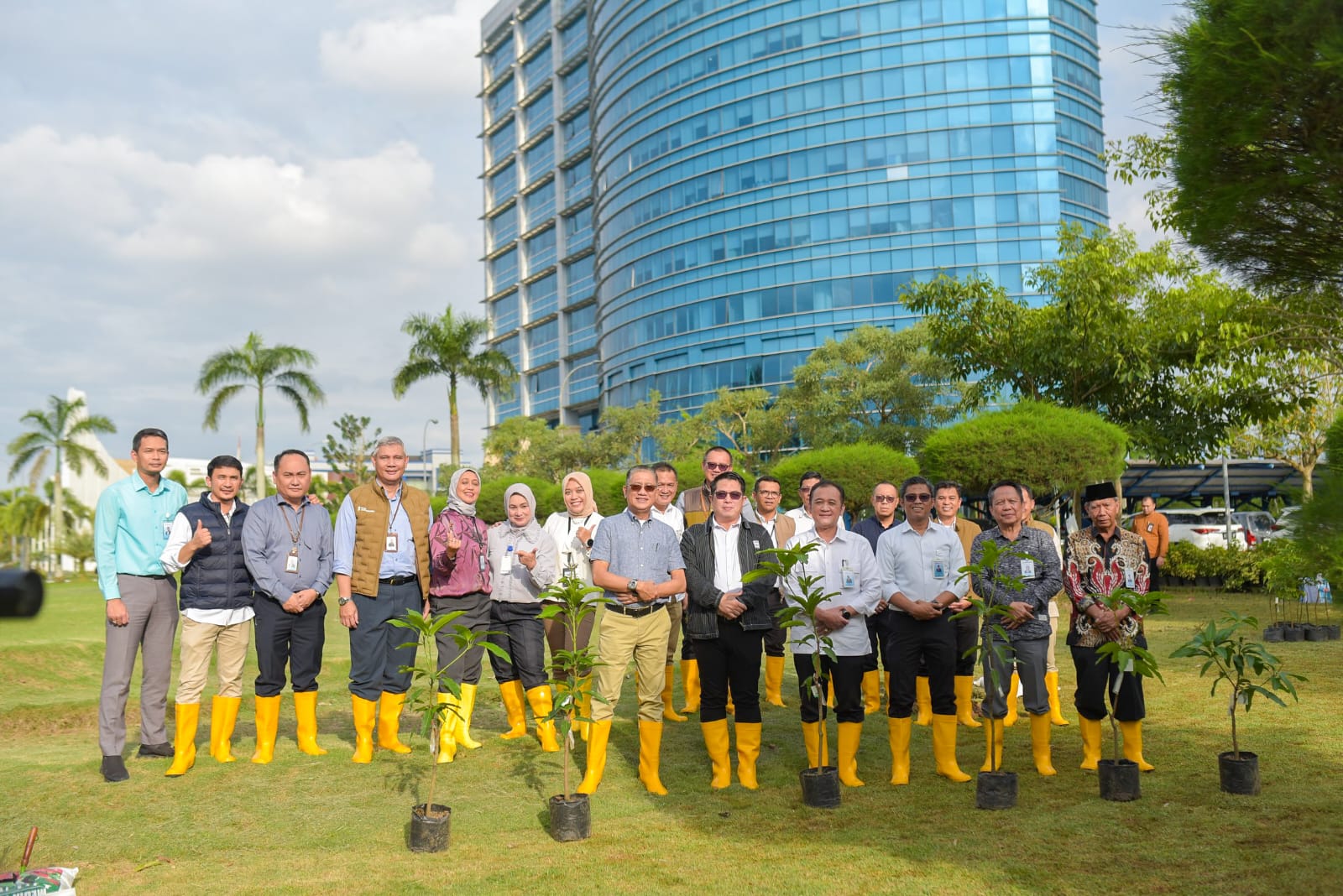 Aksi Hijau Dimulai dari Pegawai: Strategi ESG Bank Sumsel Babel Lewat Program 1 Tree 1 Employee