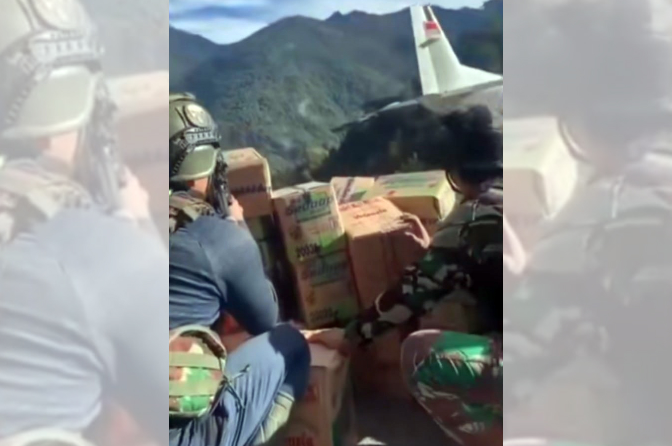 IH SERAM! Pesawat Logistik Milik TNI Diberondong Peluru KKB Papua, Prajurit Berlindung Dibalik Tumpukan Mie