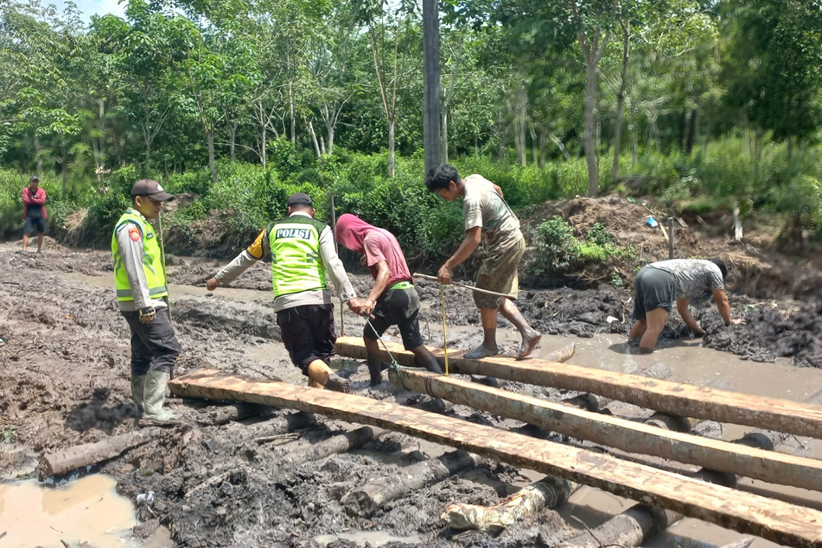 Jalan Poros Desa Cengal Mulai Diperbaiki Secara Bertahap, Masyarakat Lega