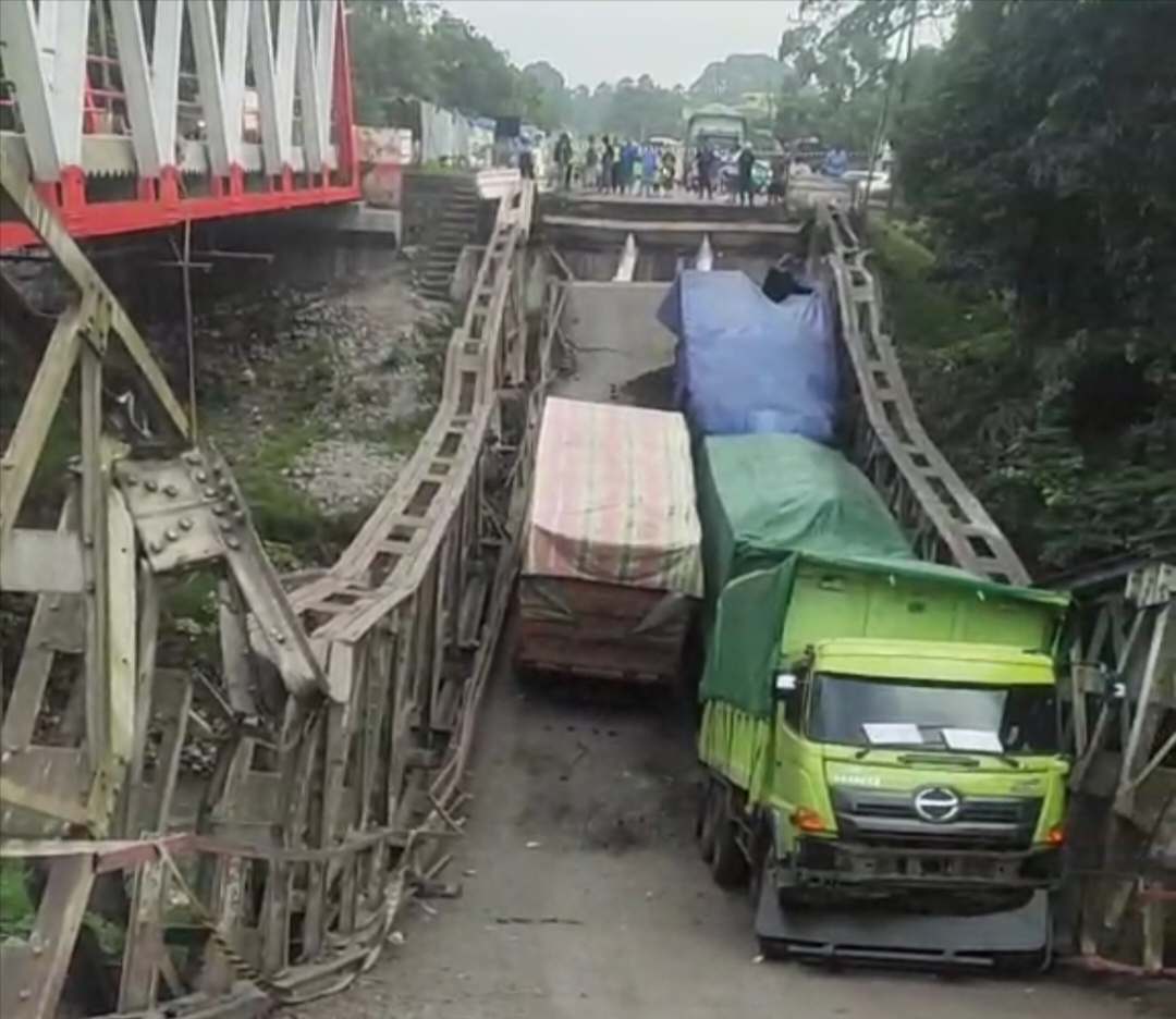 Jembatan Muara Lawai Lahat Ambruk Timpa Rel Kereta, Jalur Lahat-Linggau Kemungkinan Ditutup Sementara?