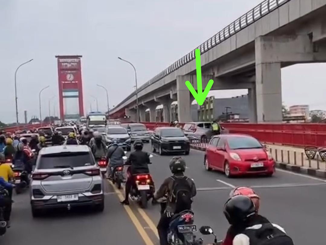 Kecelakaan di Atas Jembatan Ampera Jumat Subuh, Calya Hantam Tiang Pembatas Jalan, Sopir Cewek? 