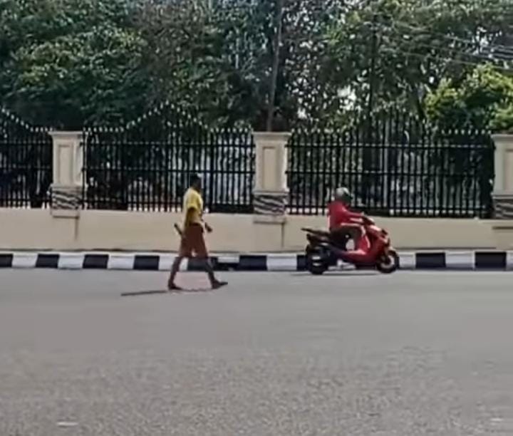 Pengendara Resah ODGJ di Palembang Berkeliaran Bawa Kayu Pecahkan Fasilitas Mall