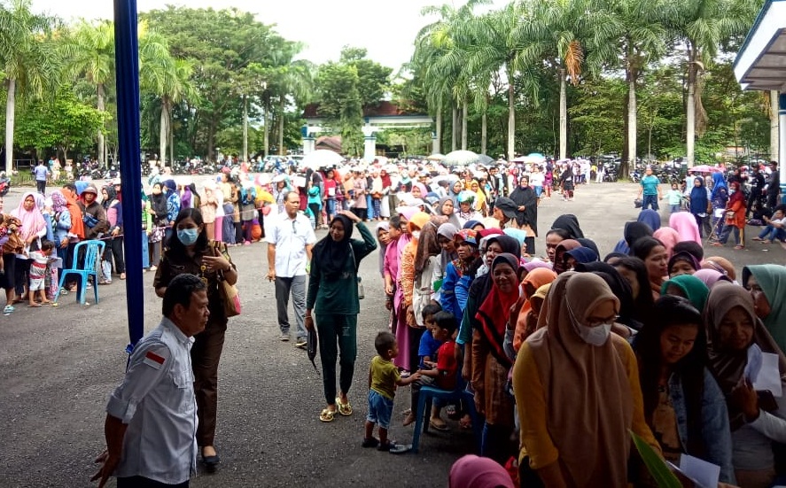 Ribuan Emak-Emak Geruduk Gedung Kesenian kabupaten Lahat, Ada Apa ya? 