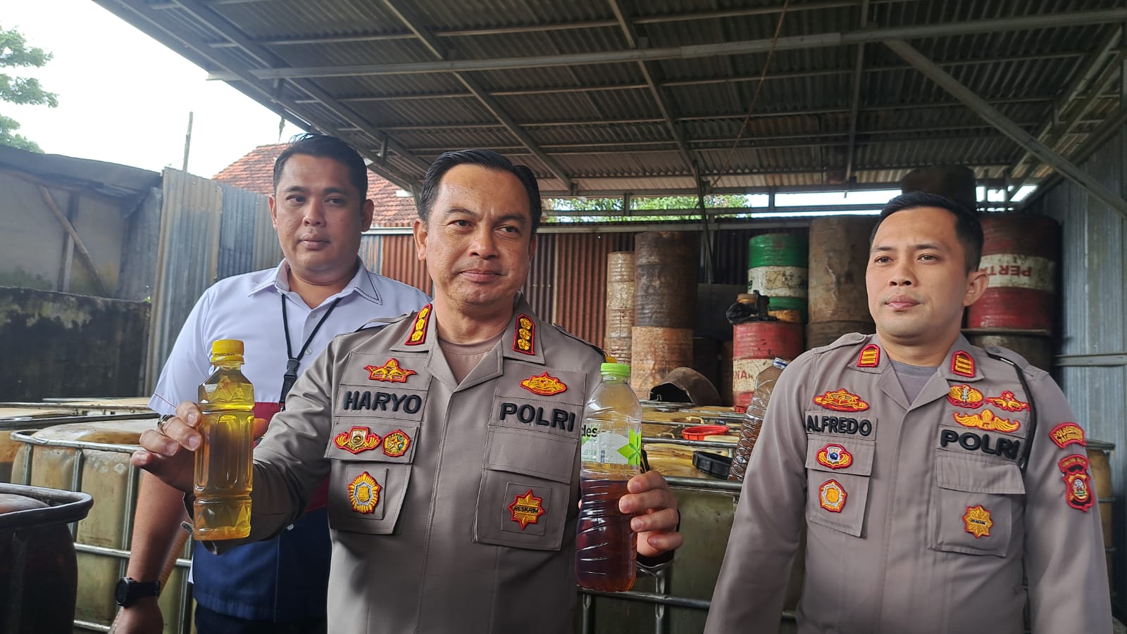 Polrestabes Palembang Gerebek Gudang Penyimpanan Minyak Ilegal di Kertapati, Amankan 2,8 Ton BBM Solar 