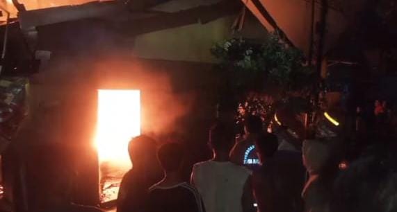 Teriak Warga Sempat Dikira Tawuran, Satu Rumah di 5 Ulu Palembang Hangus Terbakar, Pemilik Diduga ODGJ