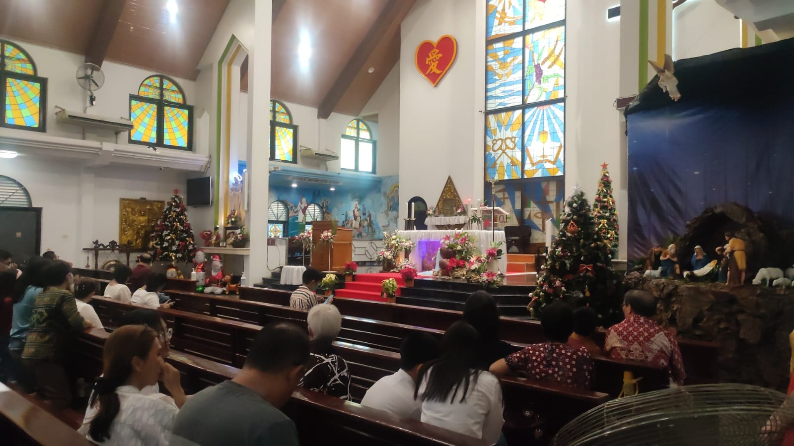 Ribuan Umat Kristiani Kota Palembang Langsungkan Ibadah Misa Malam Natal di Berbagai Gereja