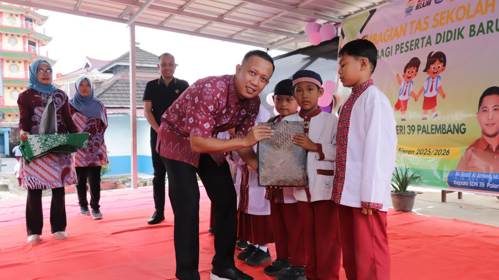 Kadisdik Kota Palembang Bagikan Ratusan Tas dan Alat Tulis di SDN 39