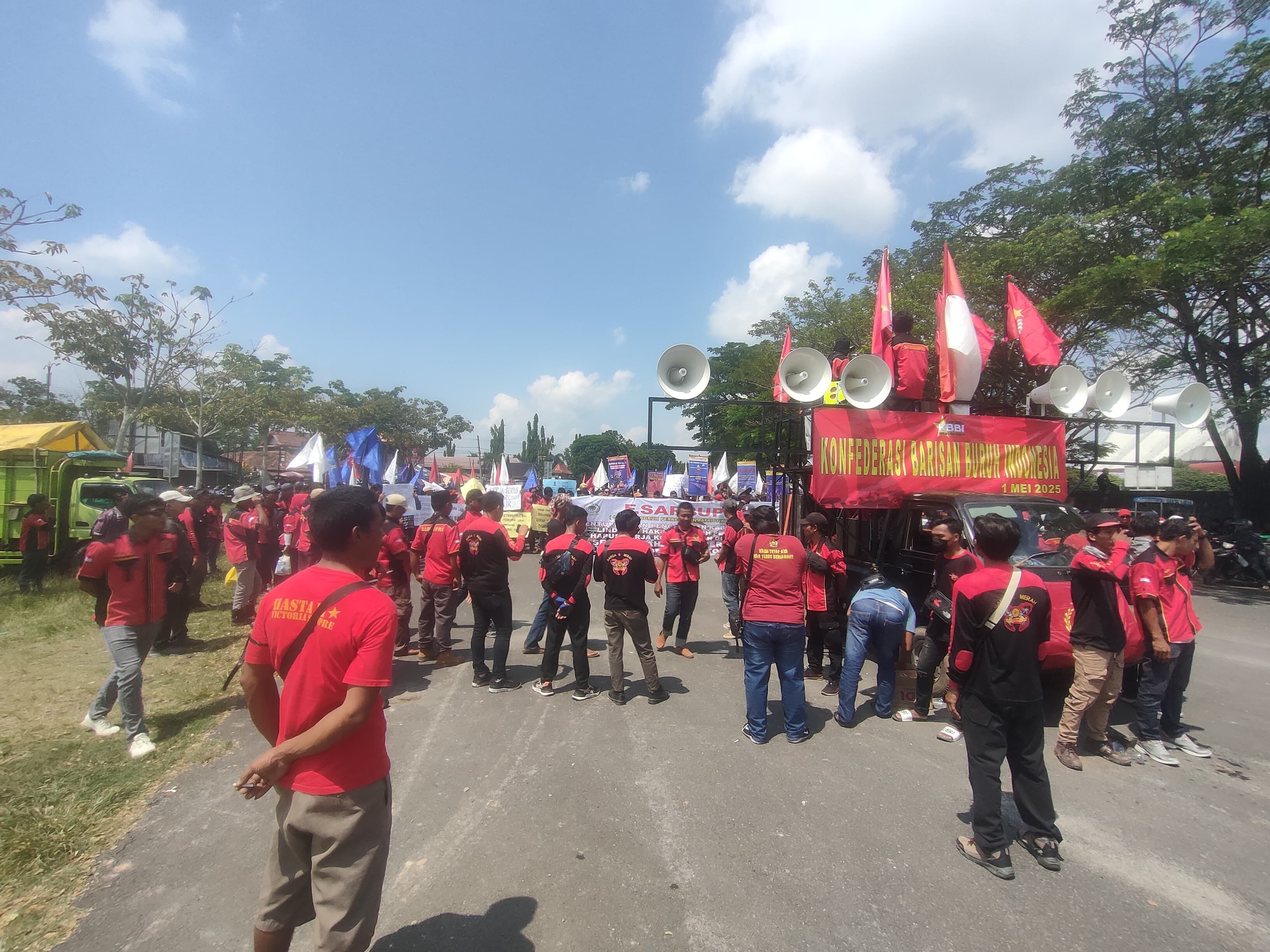 Buruh di Kabupaten OKI Sampaikan Aspirasi di Lapangan TSE Kayuagung