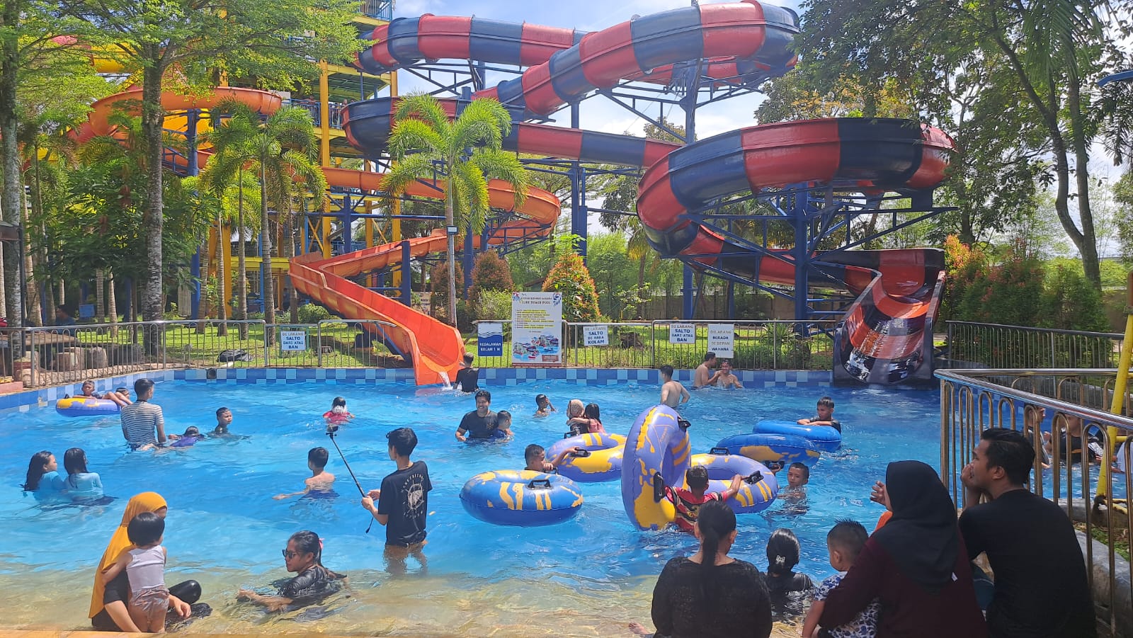 Libur Lebaran, Tempat Wisata Air Opi Water Fun Palembang Membeludak