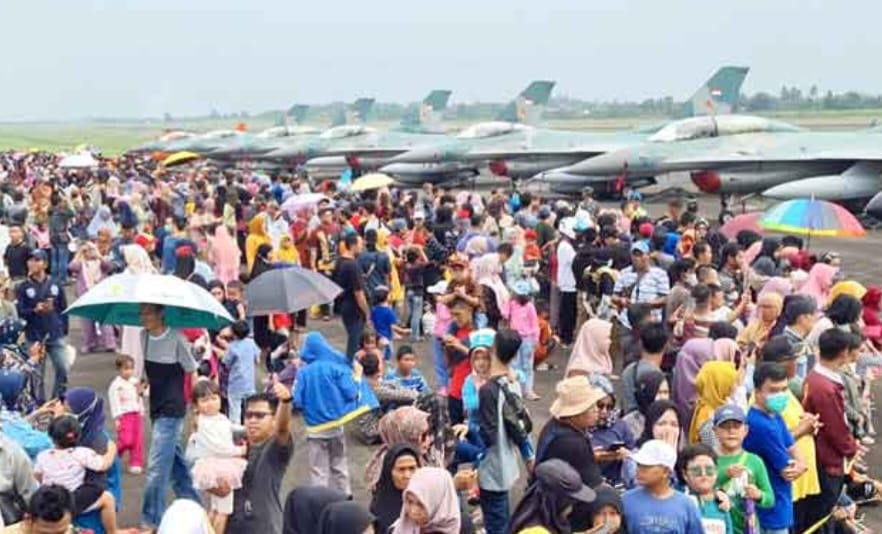 Ratusan Warga Datangi Apron Alpha Lanud Sri Mulyono Herlambang Saksikan Pesawat Tempur TNI AU F16