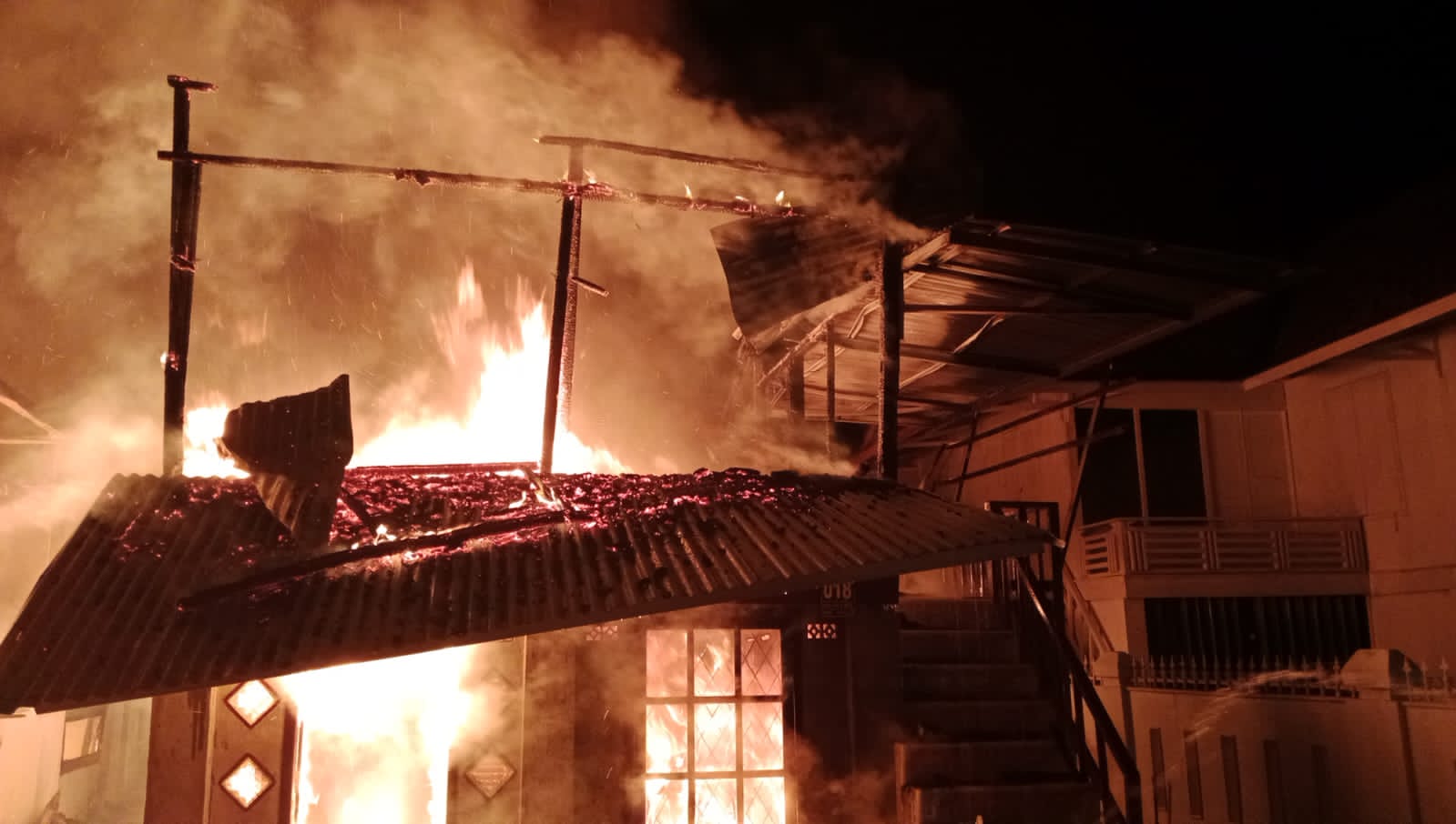 Tengah Malam 2 Unit Rumah Panggung di Kelurahan Perigi Kayuagung OKI Hangus Terbakar