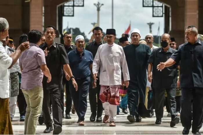 Susun Kabinet Ramping, Ujian Pertama Anwar Ibrahim 