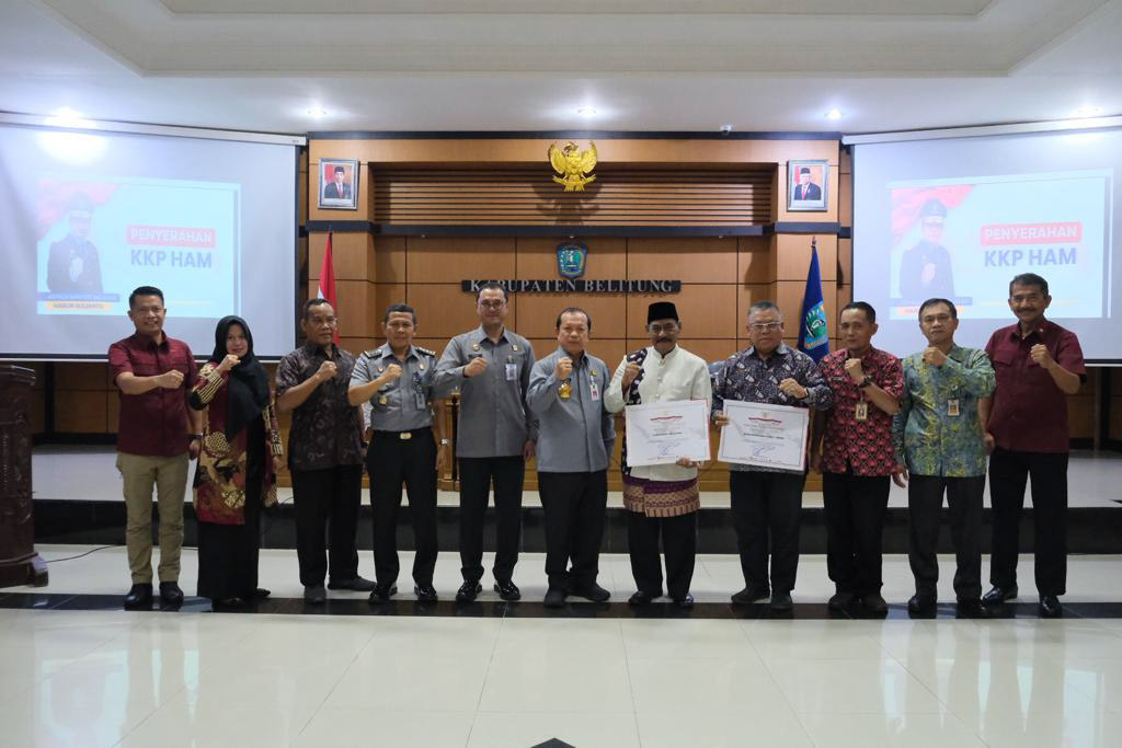 Kakanwil Harun Sulianto Serahkan Penghargaan KKP HAM Kepada Pemda Belitung dan Belitung Timur