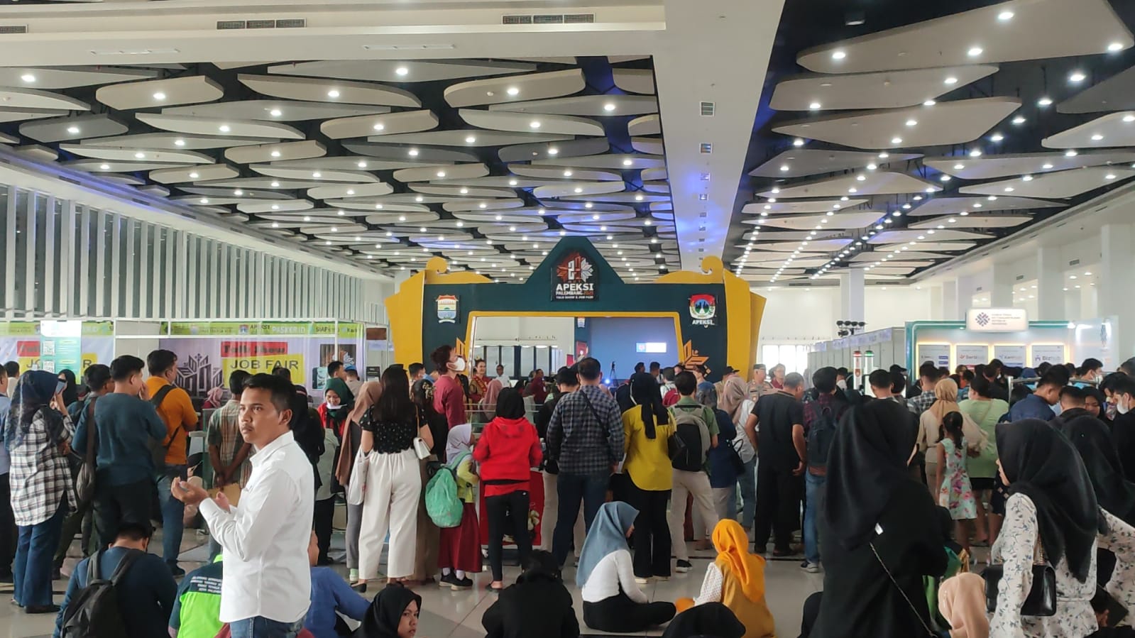 Berburu Lowongan Kerja, Ribuan Pencari Kerja Padati Area Job Fair di PTC Mall Palembang