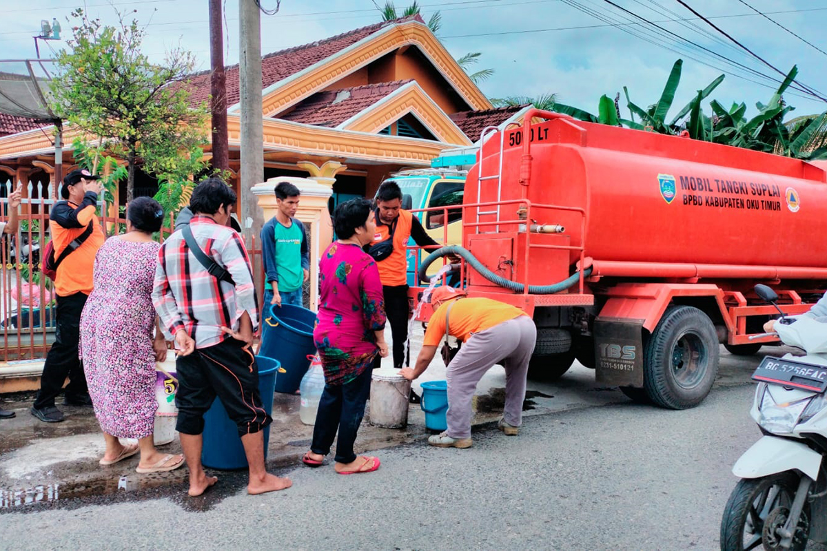 Pemkab OKU Timur Distribusikan Air Bersih untuk Korban Banjir di Baturaja
