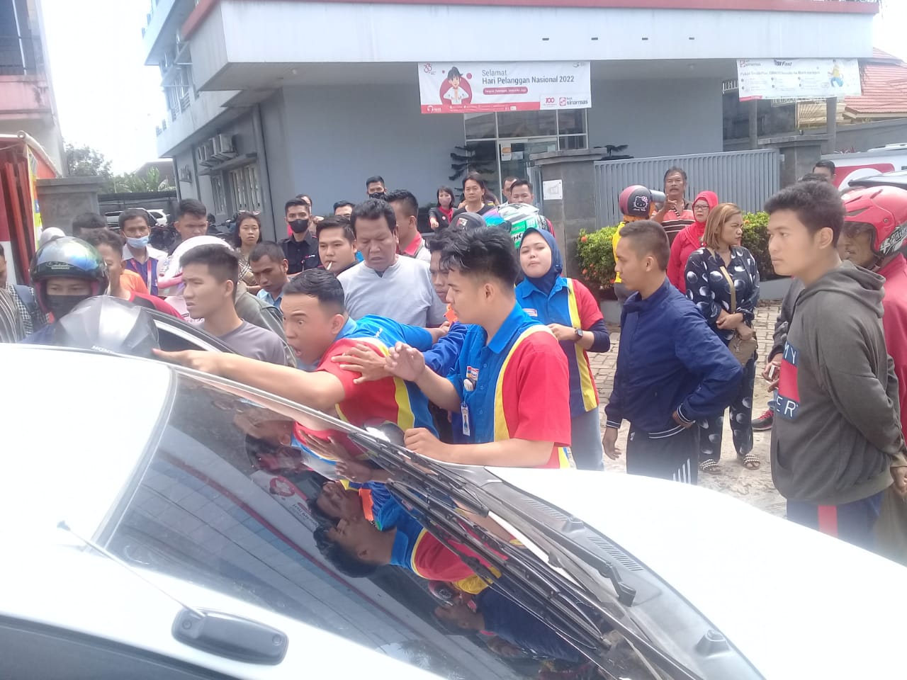 Pasutri Bawa Mobil Diduga Curi Susu di Minimarket