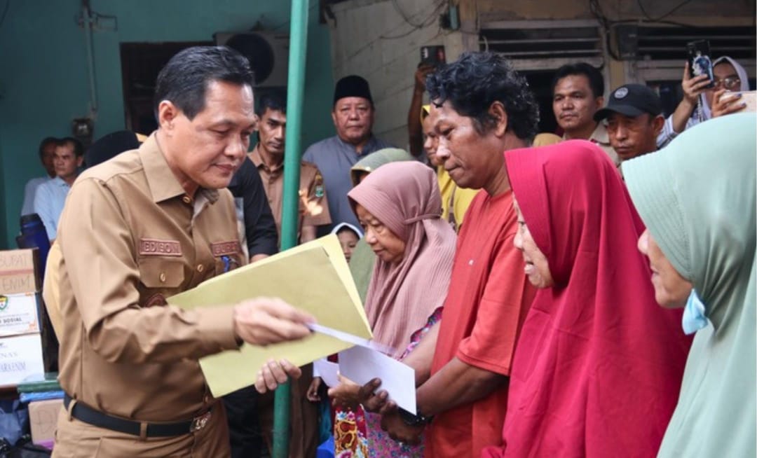 Bupati Muara Enim H Edison Kunjungi Lokasi Kebakaran, Serahkan Bantuan untuk Meringankan Beban Korban