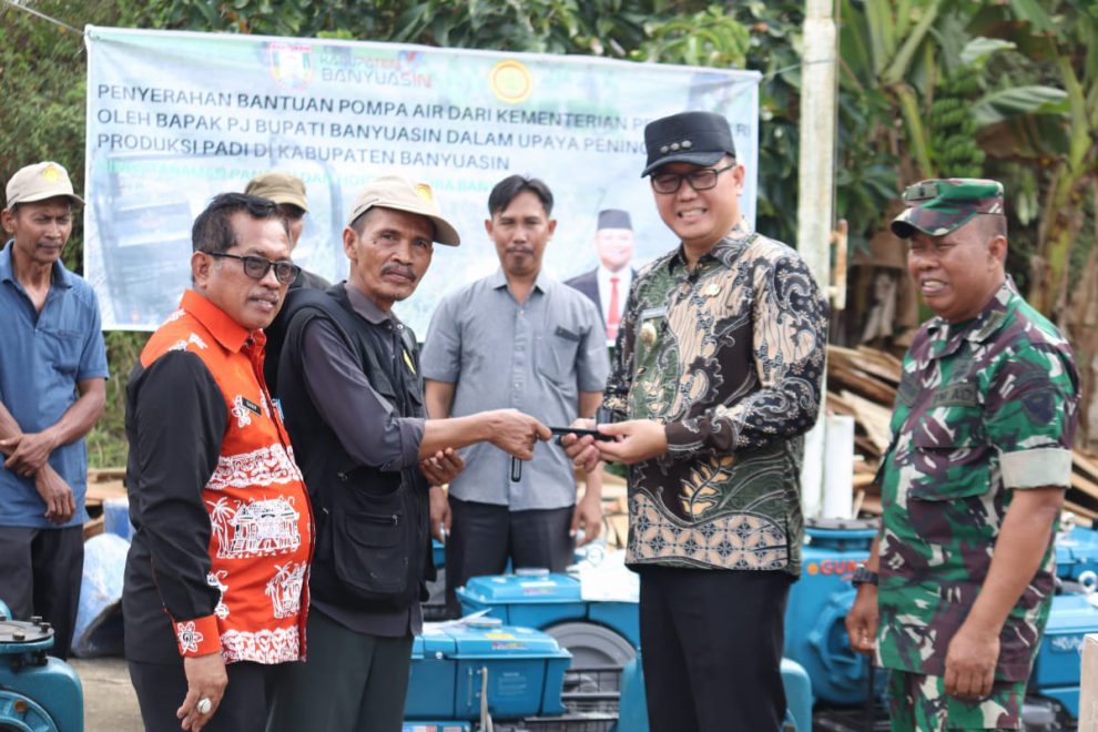 Pj Bupati Banyuasin Serahkan 411 Mesin Pompa Air dari Kementan RI untuk Petani