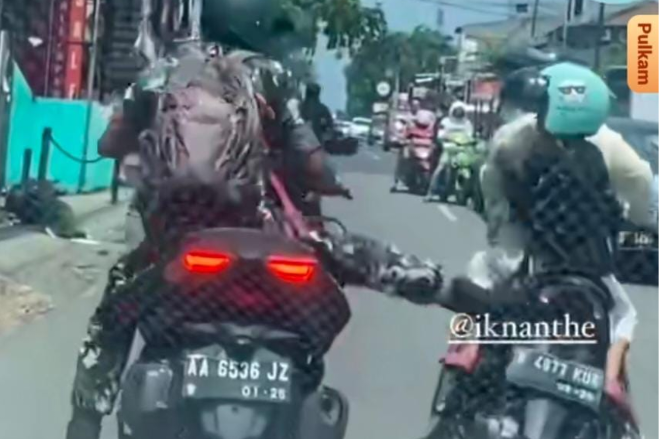 Viral...Oknum TNI Main Tendang Motor Yang di Kendarai Emak-Emak Bonceng Anak, Netizen: Arogan Banget!!!