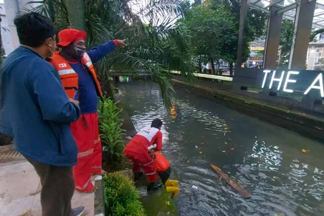 Balita yang Menghilang Diduga Terseret Arus di Jalan Dwikora II Masih Mengenakan Popok