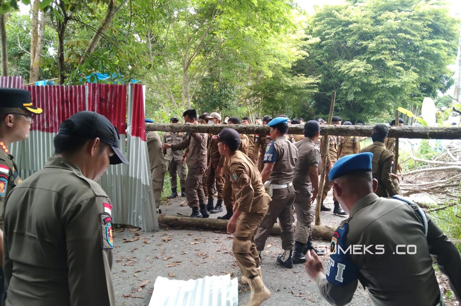 Pagar Seng yang Menutup Akses Menuju SMK Negeri 3 Kayuagung Dibongkar Paksa