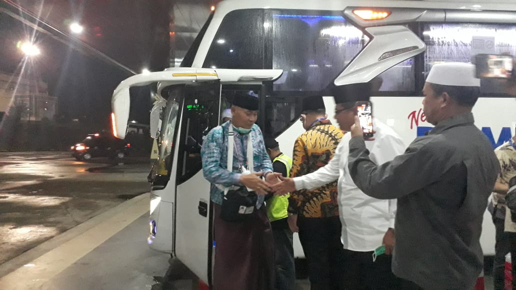 Alhamdulillah, Jemaah Haji Sumsel Kloter 1 Tiba dengan Selamat di Palembang, Langsung Sujud Syukur