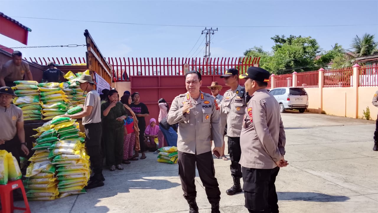 Jual Beras di Lapangan Pasiran Tangga Takat Palembang, 1200 Karung Beras Ludes Diborong Warga