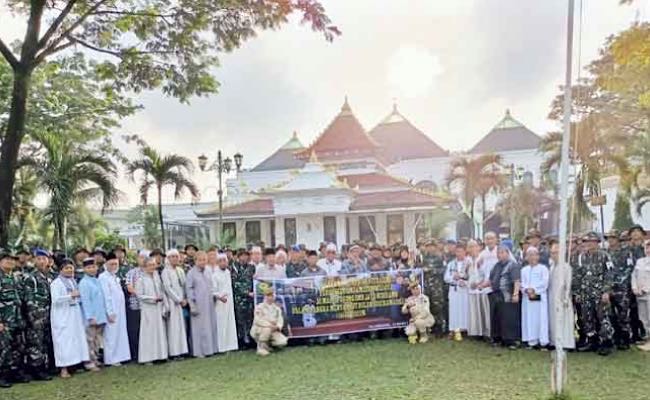 Bersih-Bersih Masjid Agung Jaya Wikramo Palembang Jelang Ramadan, Bentuk Kebersamaan Manunggal Bersama TNI