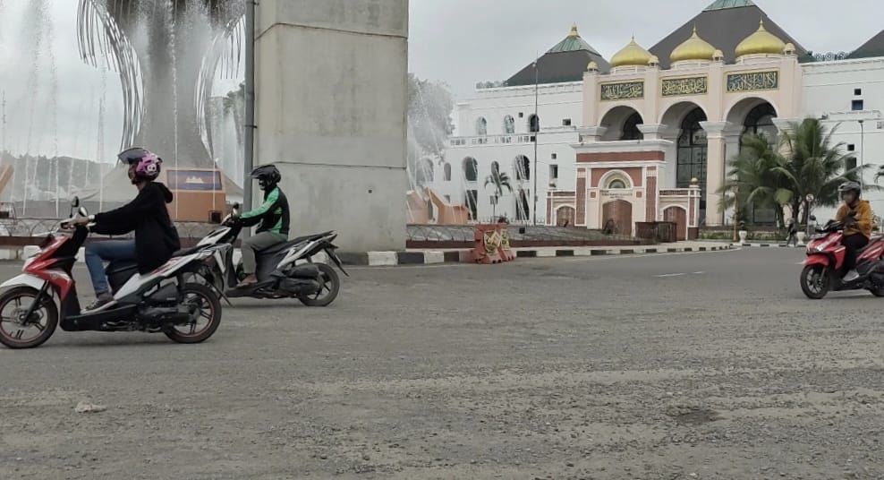 Pengendara Motor Waspada saat Melintasi Bundaran Air Mancur Masjid Agung, Jalannya Berkerikil dan Berdebu