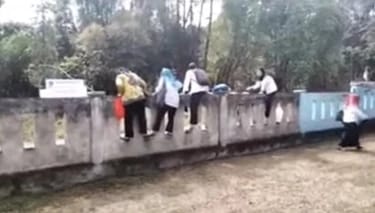 Gerbang Sekolah Disegel Ahli Waris, Ibu Guru Terpaksa Panjat Pagar Tembok, Terlalu!