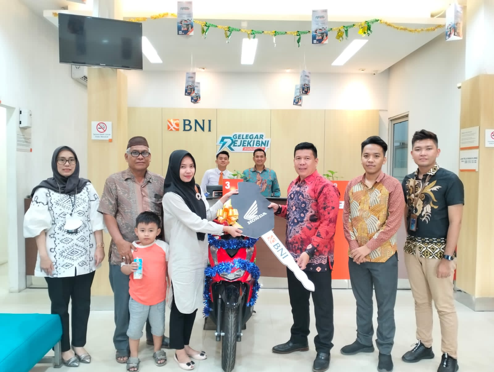Pemenang Undian Gelegar Rezeki BNI 'GaPakeNanti', Rosmalita Warga SP Padang OKI Bawa Pulang Sepeda Motor