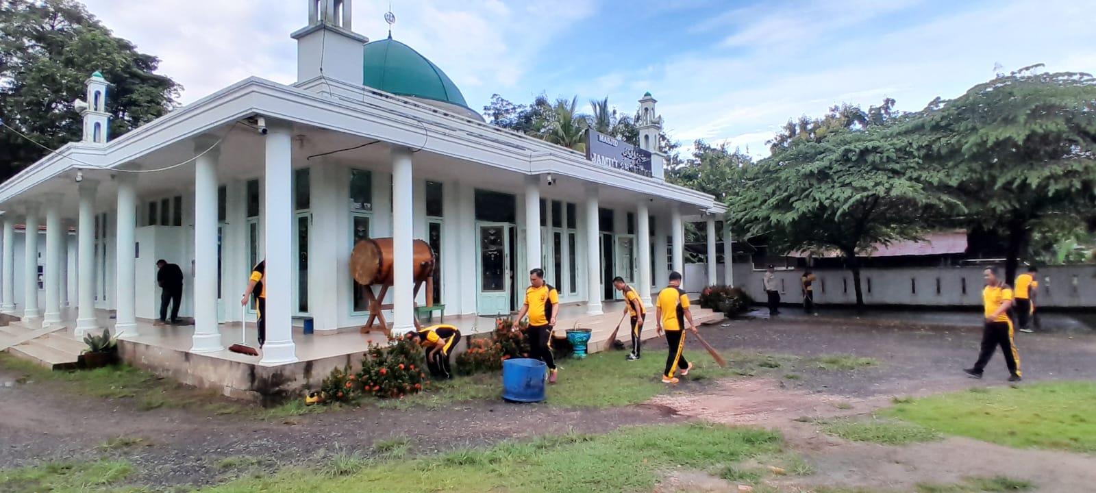 Sambut Bulan Suci Ramadan, Polsek Tanjung Raja Ogan Ilir Gelar Bakti Sosial Bersihkan Masjid