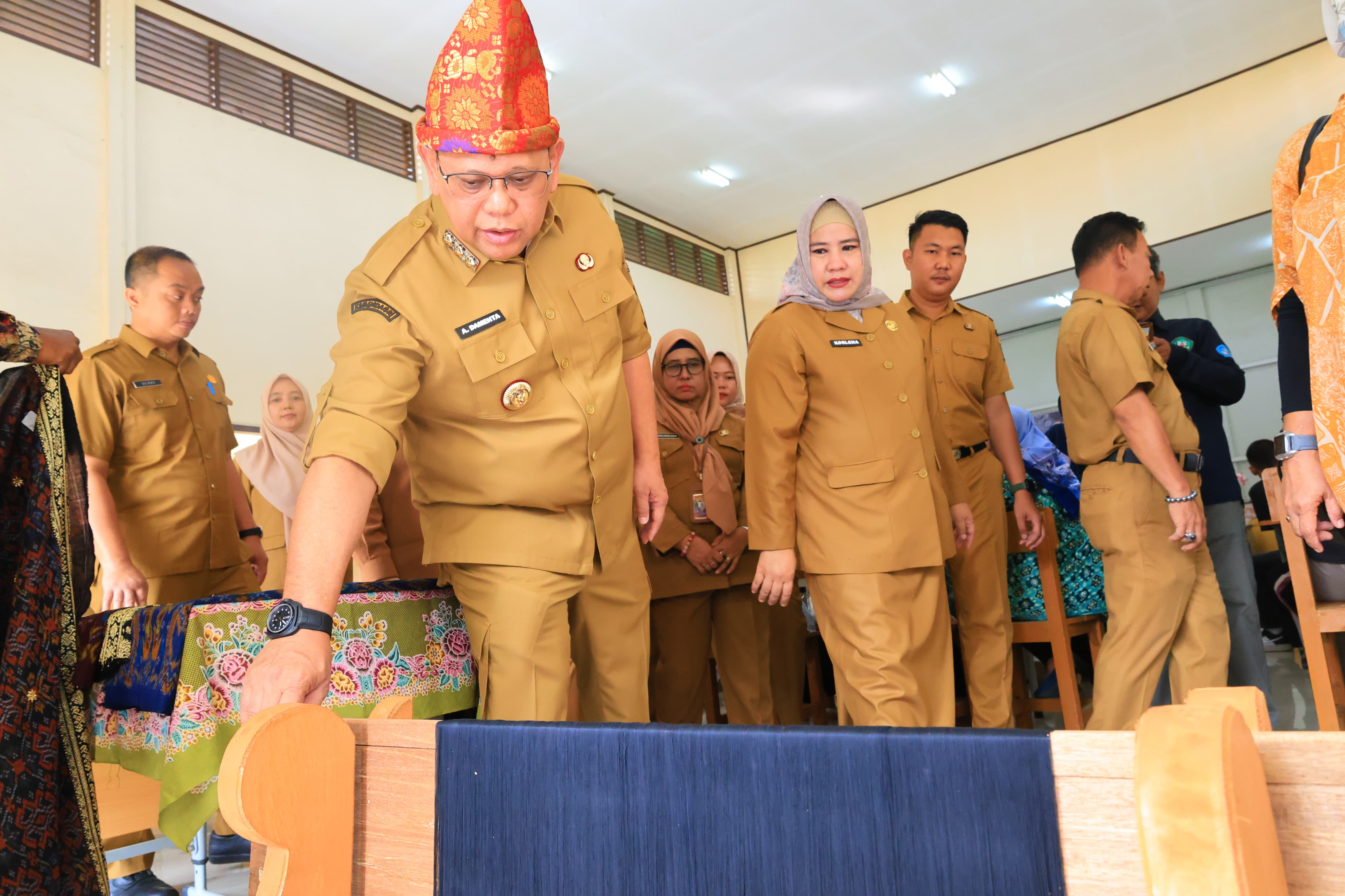 Pj Wali Kota Palembang Buka Pelatihan Tenun Songket Bagi 50 Anak Putus Sekolah