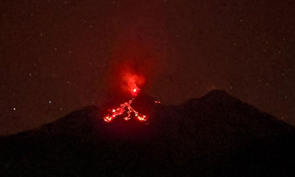 Gunung Karangetang Erupsi, Guguran Lava Mencapai 1,5 km
