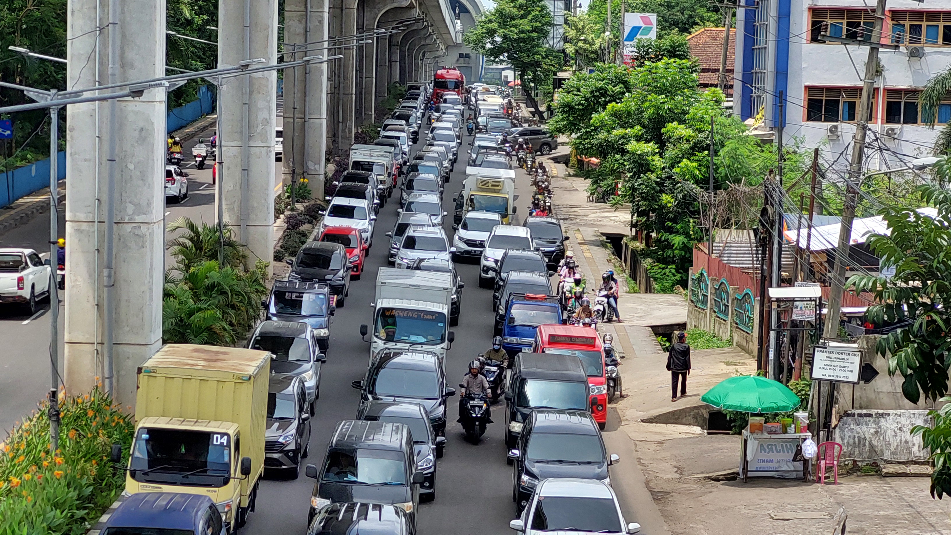 Bus Epa Star Melintang di Jalan Kolonel Barlian, Terjadi Kemacetan Dua Jam Lebih