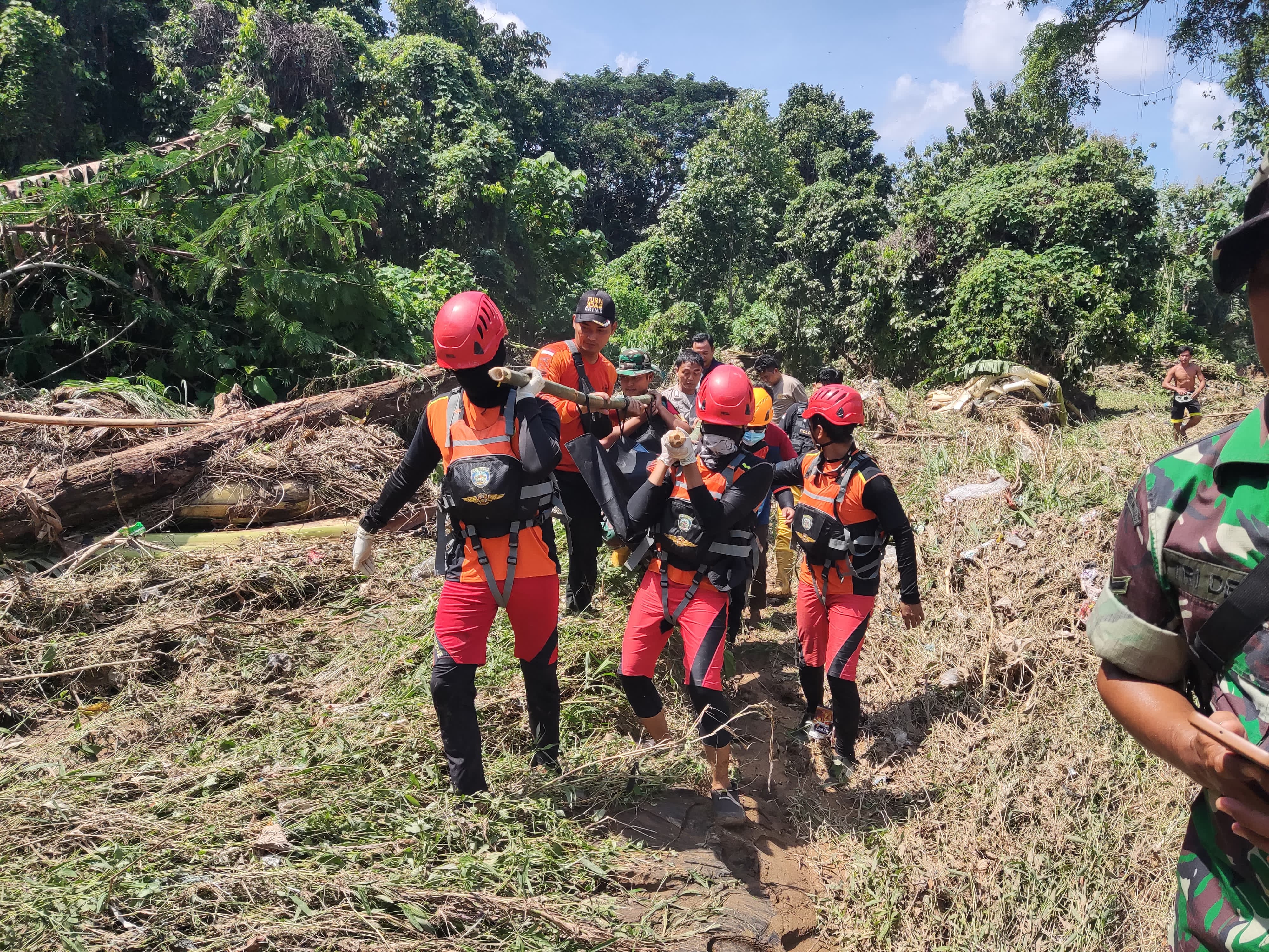 Satu Penumpang Travel Tewas, Empat Hilang Terbawa Arus Banjir di OKU, Basarnas Turunkan Tim Rescue
