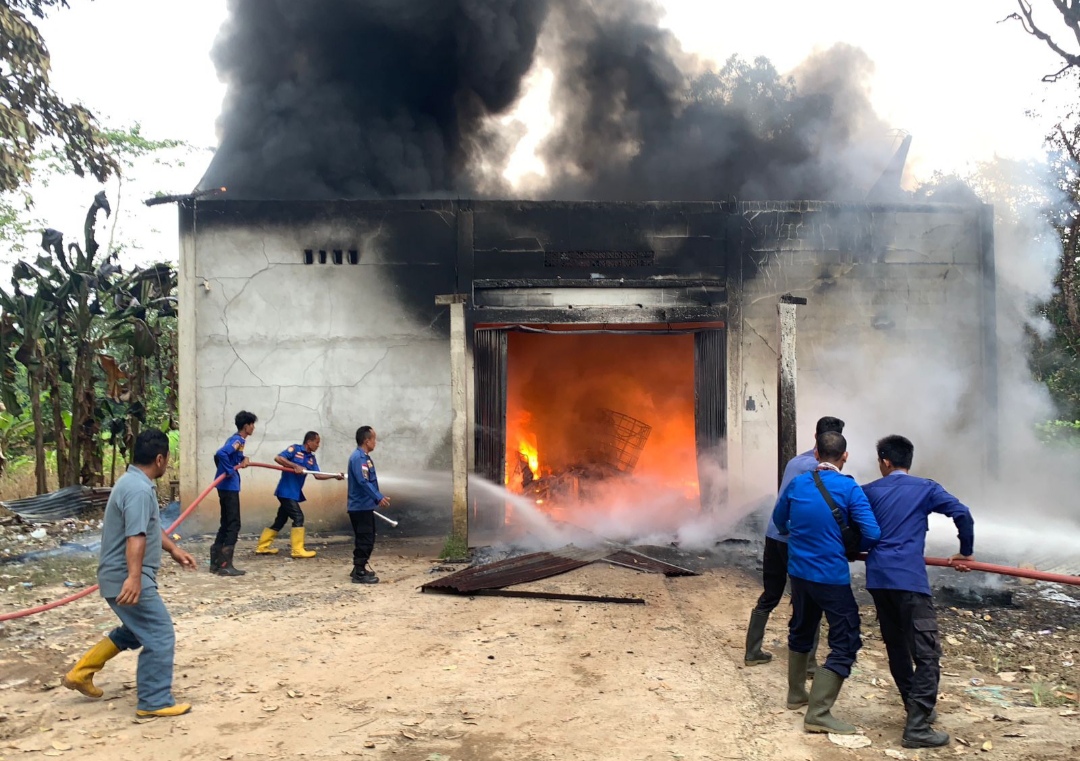 Gudang di Desa Mangun Jaya OKI Terbakar, Kendaraan dan Mesin Padi Ikut Hangus