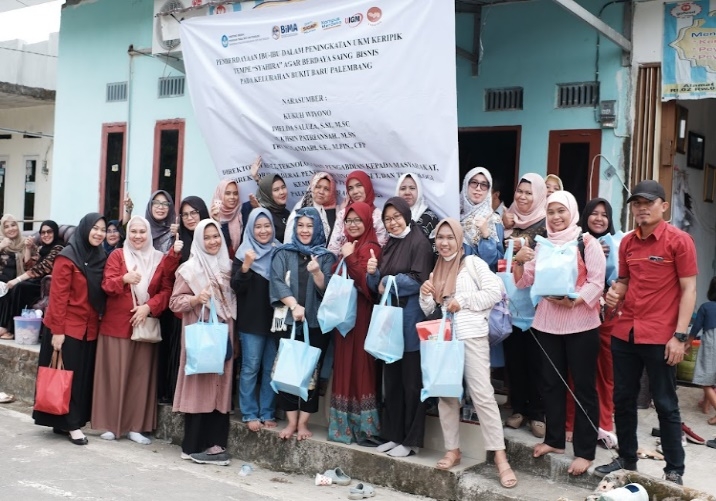 Sinergi UIGM dan Ibu-Ibu Bukit Baru untuk Meningkatkan Daya Saing UKM Keripik Tempe 'Syahira'