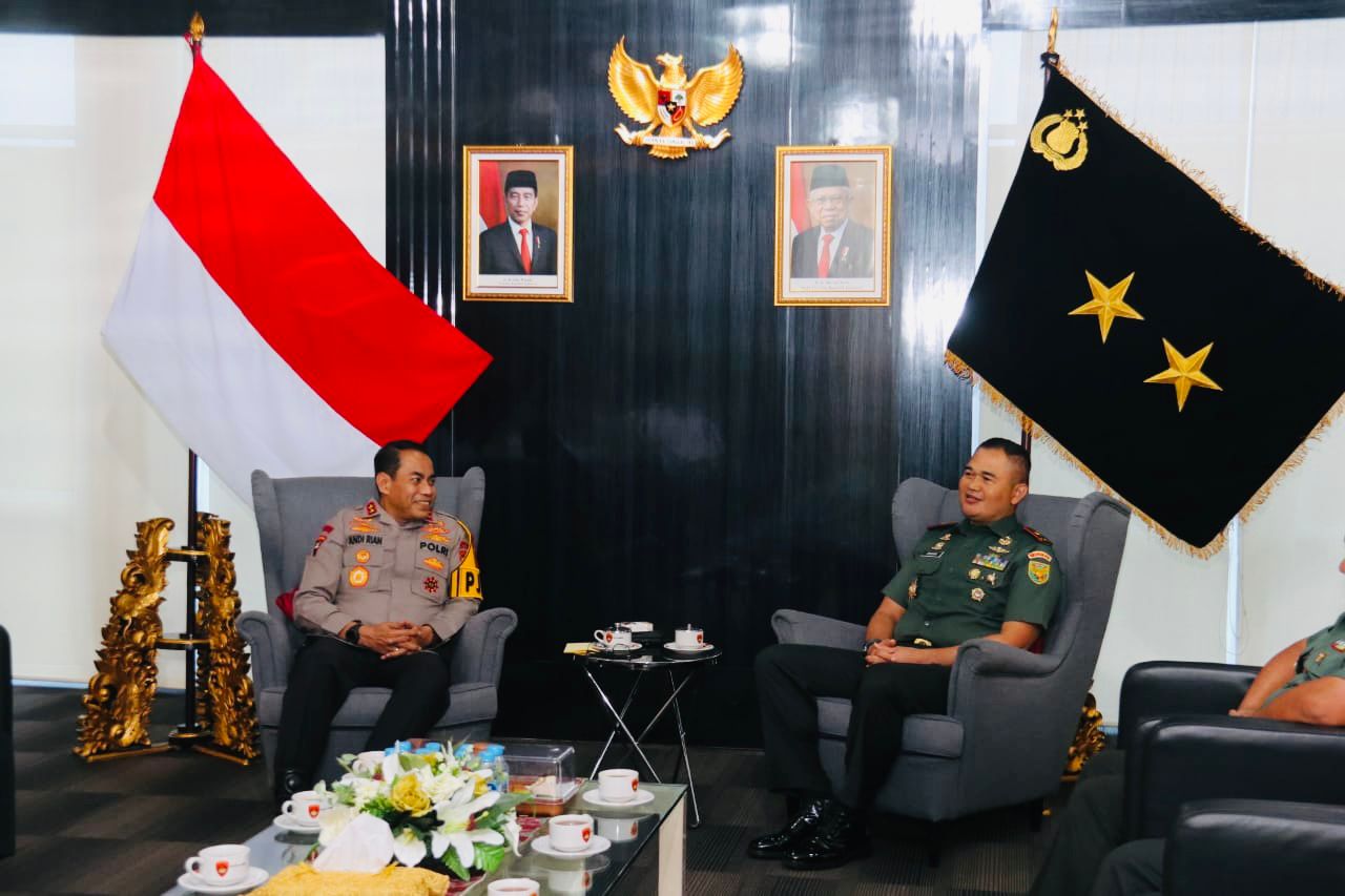 Terima Kejutan Danrem 044/Gapo, Kapolda Sumsel Optimis TNI Polri Makin Solid dan Bersinergi di Bumi Sriwijaya