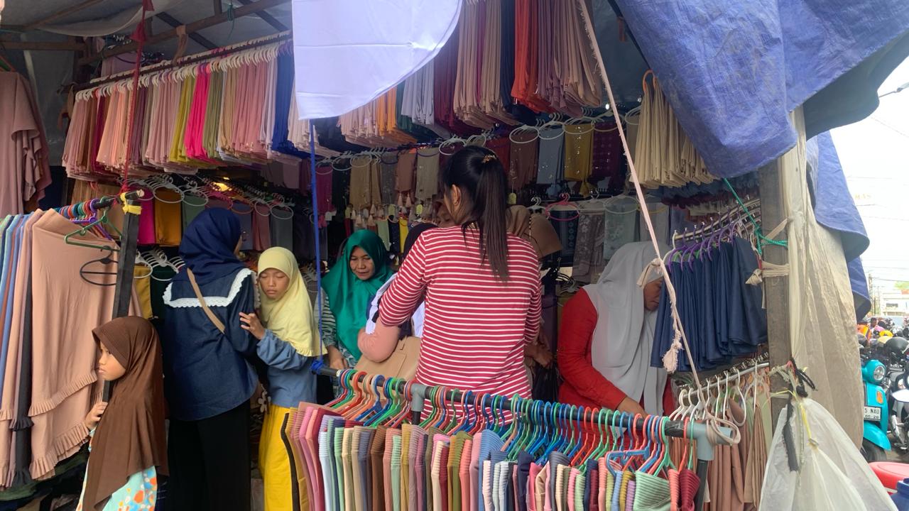 Sepakan Menjelang Lebaran Idul Fitri, Toko Perlengkapan Ibadah di Pasar 16 Ilir Palembang Ramai Pembeli