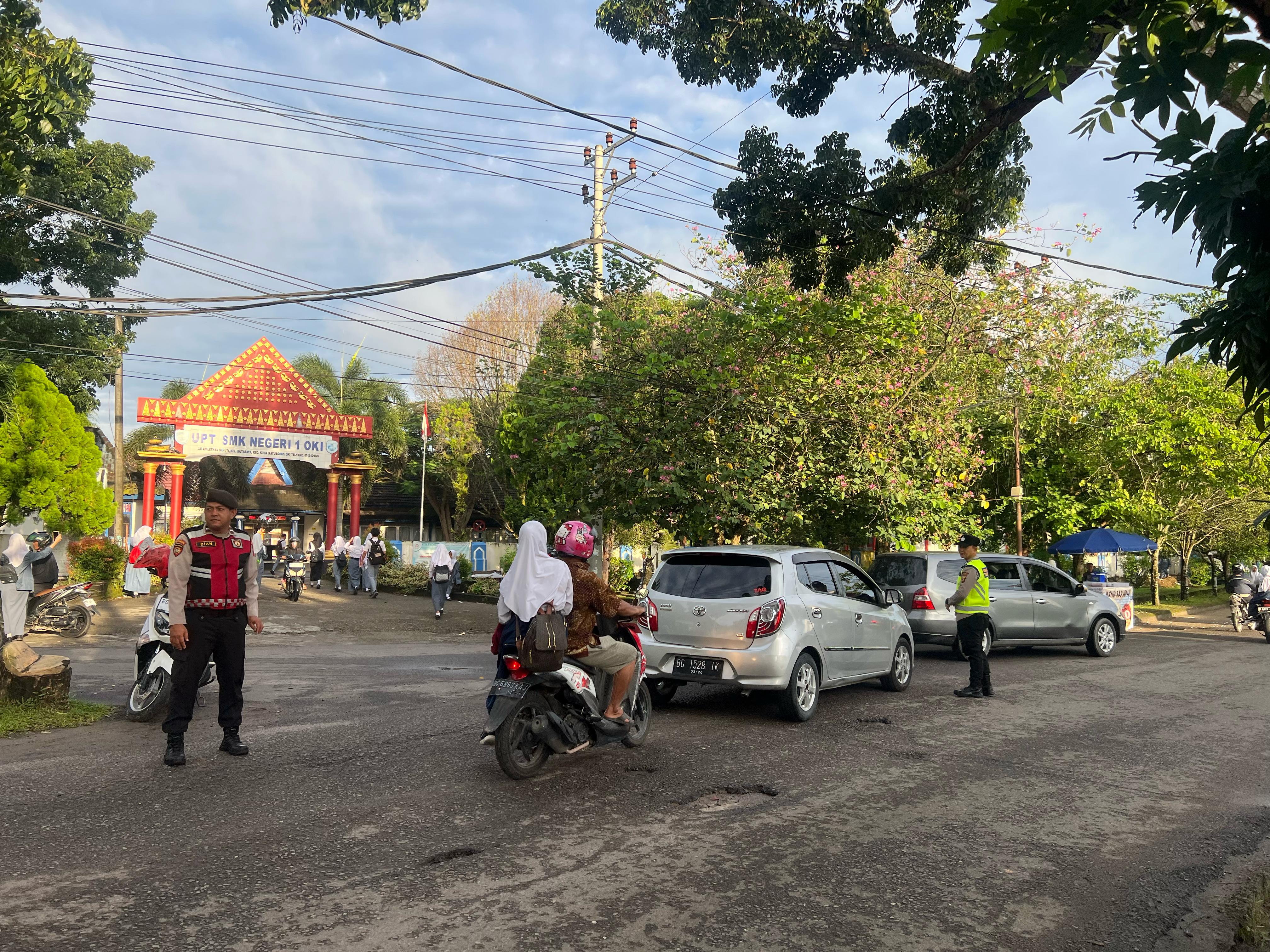 Ratusan Personel Polres OKI Laksanakan Strong Point di Titik Rawan Kemacetan
