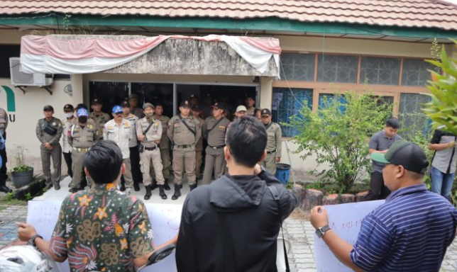 Personel Gabungan Polres OKU Lakukan Pengamanan Aksi Damai Warga Di Kantor PDAM Baturaja