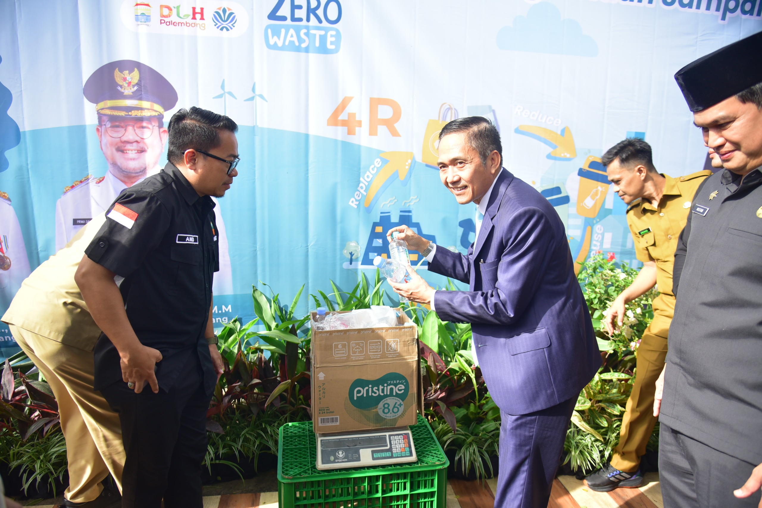 Ratu Dewa Meluncurkan Satu Kelurahan Satu Bank Sampah