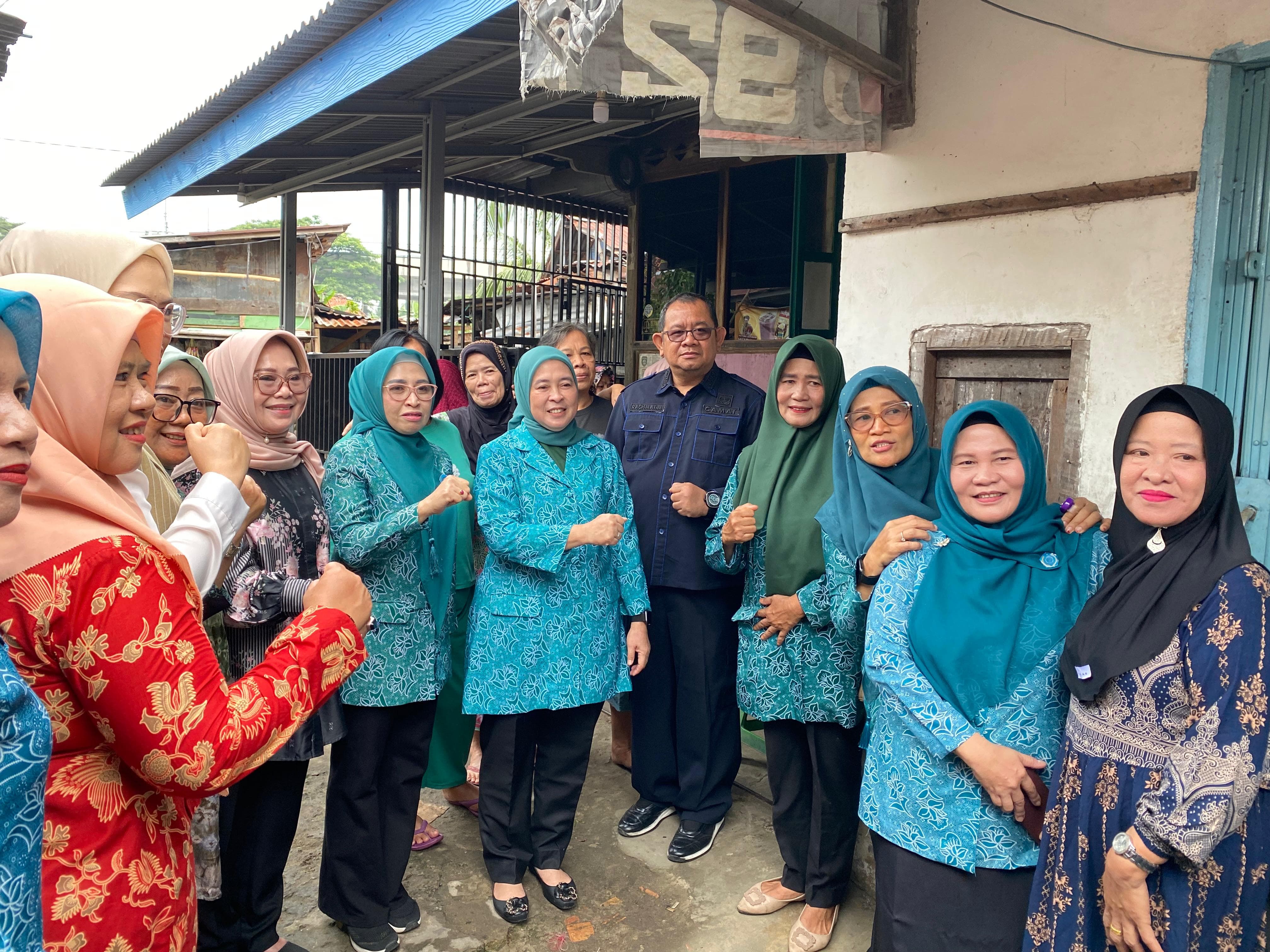 Dewi Ratu Dewa Berhasil Bujuk Ibu Penderita Rematik Parah ke RSUD BARI Palembang