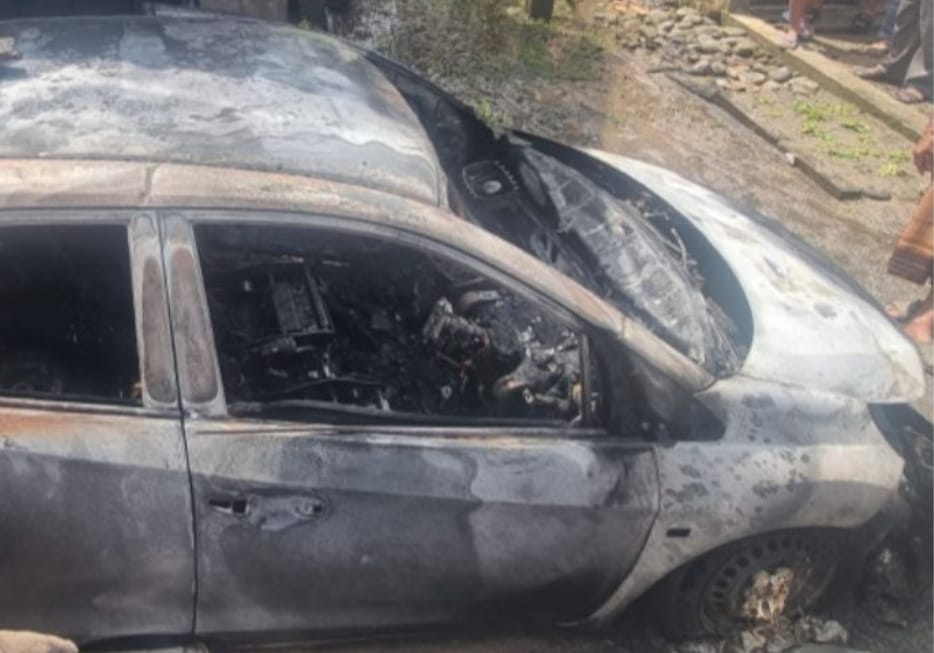 Satu Keluarga Selamat, Mobil Hangus Terbakar Usai Kecelakaan di OKU Timur