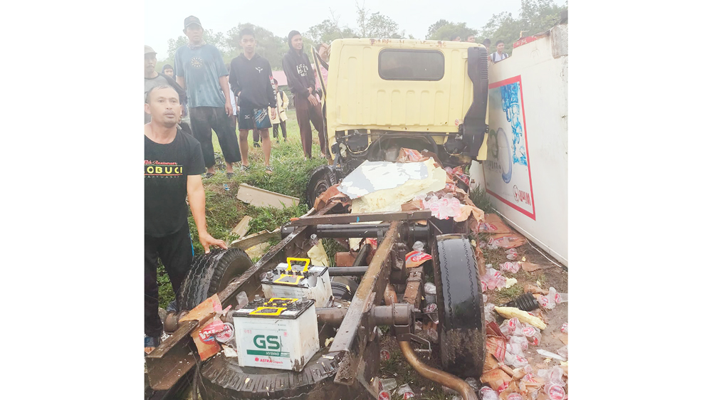 Kecelakaan Maut di Jalan Lintas Prabumulih-Palembang, Truk Box Berisi Air Mineral Terlepas, 1 Tewas di Tempat